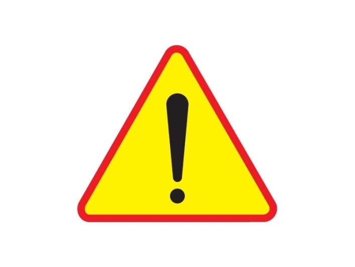 Znak drogowy w kształcie żółtego trójkąta z czerwoną ramą a w środku czarny wykrzyknik